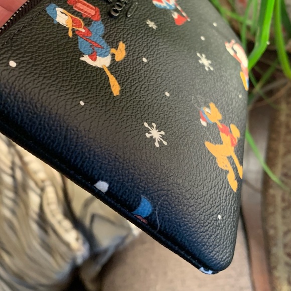 Authentic COACH Signature Coated leather Disney Xmas print zip top wristlet - Picture 10 of 16
